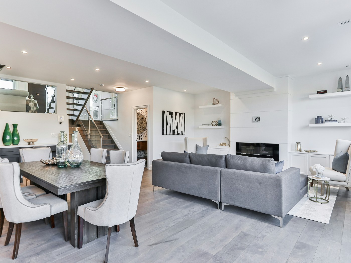 Sala moderna decorada con estilo minimalista para propiedad en Panamá